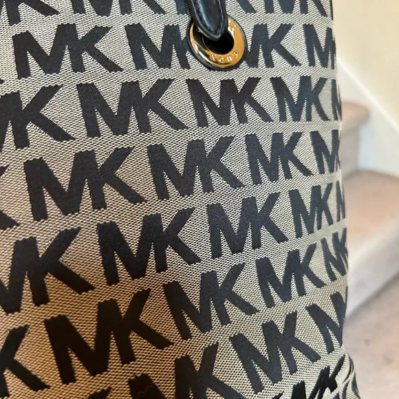 Michael Kors Black and Tan Tote Bag beautiful! - Picture 4 of 16